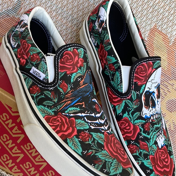 Vans WMNS Classic Slip-0n
Rose Skulls Black/True White 
VN0A7Q5D6BT
Sneakers - Picture 11 of 16